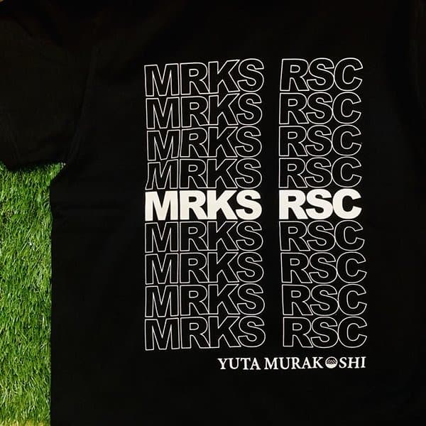 村越優汰 コラボ "MRKS RSC"Tシャツ 画像1-1｜rsc products公式ウェブサイト